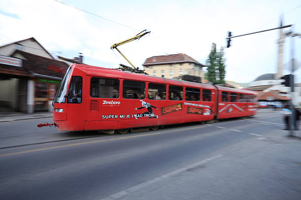 트램 대중 교통을 in sarajevo - railroad track cable car sarajevo electric vehicle 뉴스 사진 이미지