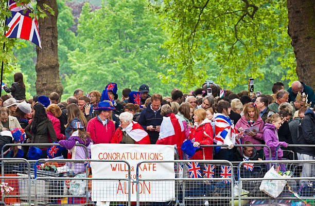 королевский свадьбы в лондоне - nobility wedding crowd british flag стоковые фото и изображения