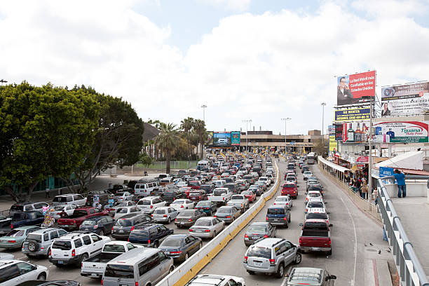 límite de tijuana crossing orientado hacia california - editorial crowd driver people fotografías e imágenes de stock