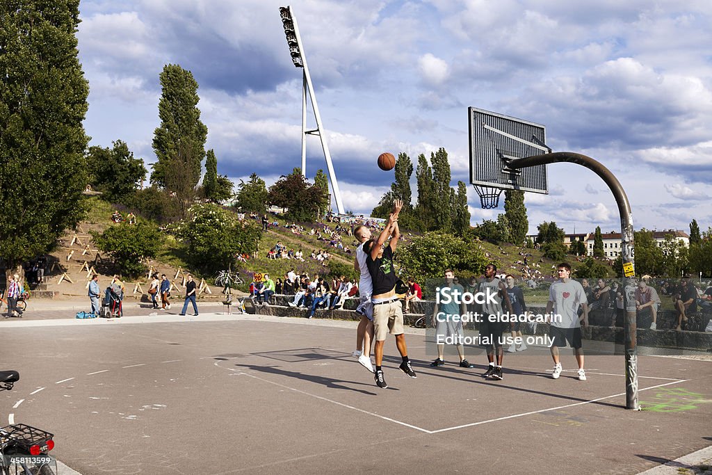 Баскетболе в Mauerpark Berlin - Стоковые фото Барахолка роялти-фри