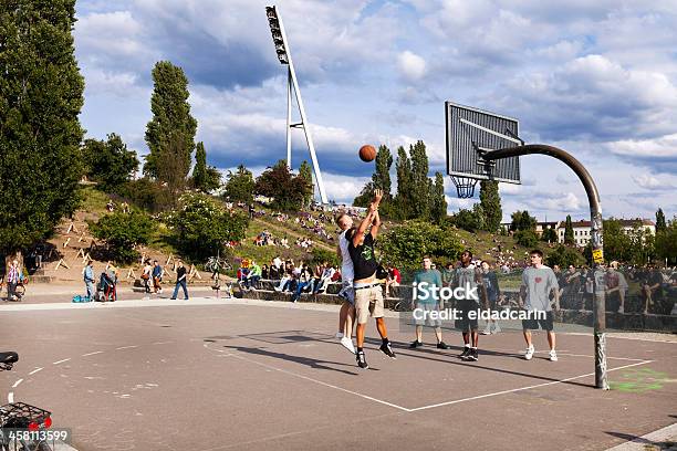 Баскетболе В Mauerpark Berlin — стоковые фотографии и другие картинки Барахолка - Барахолка, Баскетбол, Баскетбольный мяч