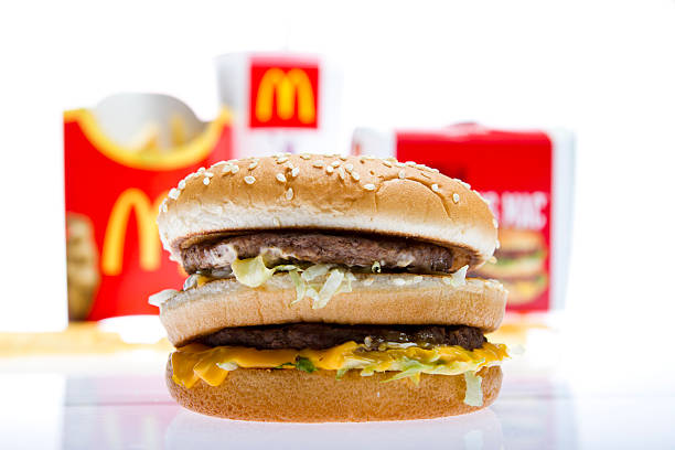 nahaufnahme schuss von mcdonald's big mac hamburger-schnellgericht - mcdonalds menu stock-fotos und bilder