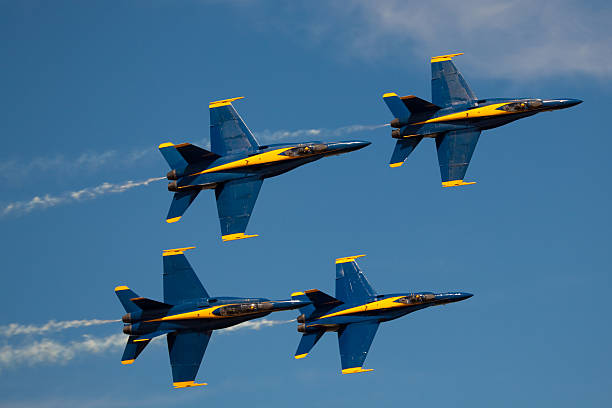 marinha americana blue angels voar formação de diamante - military airplane mcdonnell douglas fa 18 hornet military fighter plane imagens e fotografias de stock