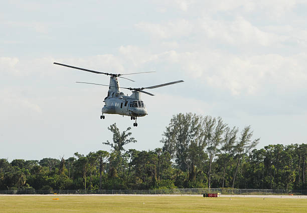 nous marined hélicoptère de transport - helicopter boeing marines military photos et images de collection