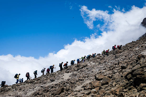 trekkers chegar ao acampamento, monte kilimanjaro, tanzânia - scree imagens e fotografias de stock