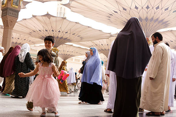 musulmani pellegrini, medina, arabia saudita - saudi arabia child ramadan offspring foto e immagini stock