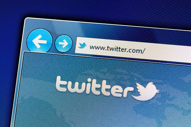 twitter sito web su schermo del computer - messaggistica online foto e immagini stock