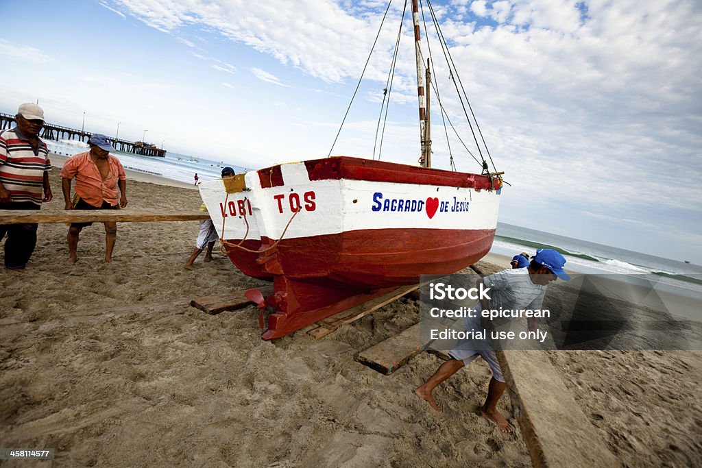 Pescadores Peruana trabalhar em conjunto para os seus barcos em curso - Royalty-free Peru - América do Sul Foto de stock