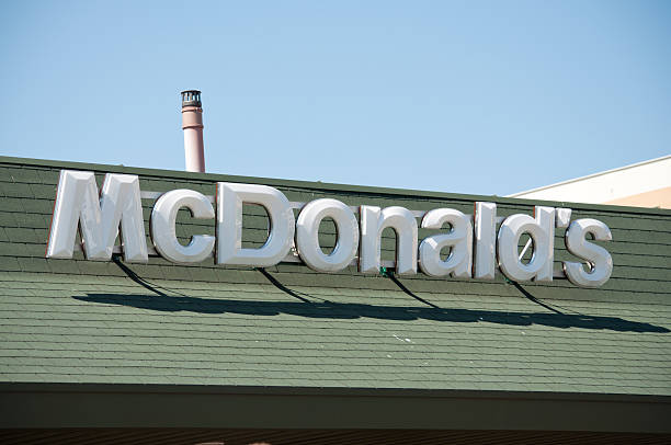 logo di mcdonald's sul tetto del ristorante - mcdonalds french fries branding sign ストックフォトと画像