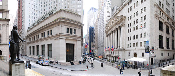 уолл-стрит нью-йорк сити панорама - wall street new york stock exchange stock exchange street стоковые фото и изображения