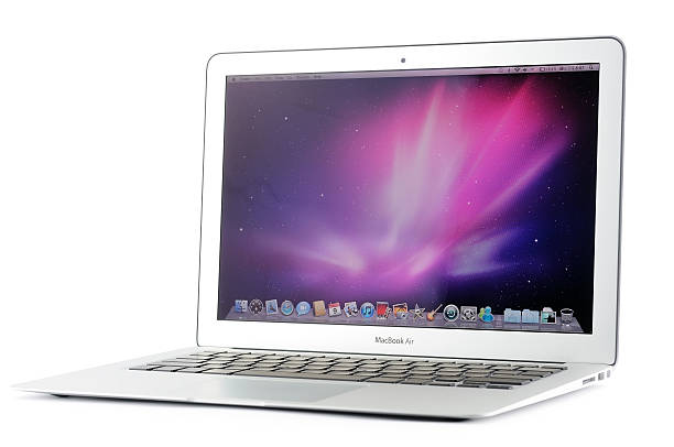 13 인치 macbook air - apple macintosh laptop computer isolated 뉴스 사진 이미지