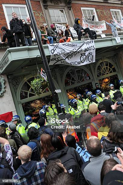 Protesta Contra Cortes En Londres Foto de stock y más banco de imágenes de Disturbios - Disturbios, Londres - Inglaterra, Activista