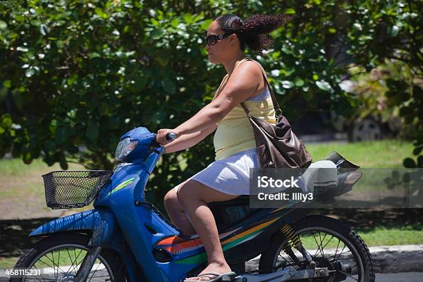 Junge Frau Mit Fliegenden Geflochtener Zopf Reiten Motorrad Tiger Smart Stockfoto und mehr Bilder von Horizontal