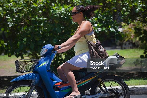 Giovane Donna Con Flying Trecce Tigre Smart Moto Di Equitazione - Fotografie stock e altre immagini di Composizione orizzontale
