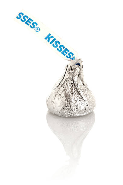 hershey de beijo chocolate doce isolado no fundo branco com reflexão - hersheys imagens e fotografias de stock