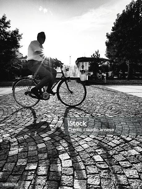 Arona Bianco E Nero - Fotografie stock e altre immagini di Acciottolato - Acciottolato, Adulto, Ambientazione esterna