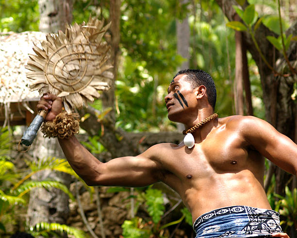 danseur fidjien - habitant des îles du pacifique photos et images de collection