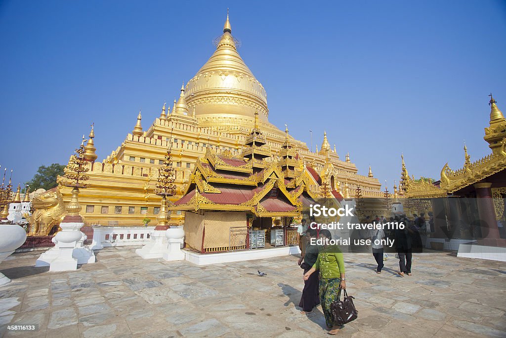 O Pagode de Shwezigon em Bagan, Myanmar - Foto de stock de Andar royalty-free