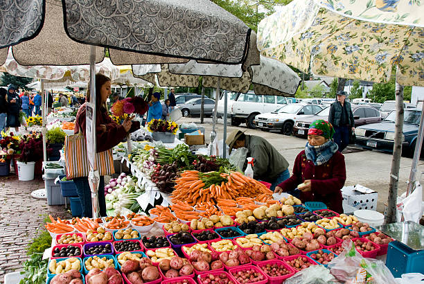 hmong vendeur de légumes dans un marché fermier - hmong photos et images de collection