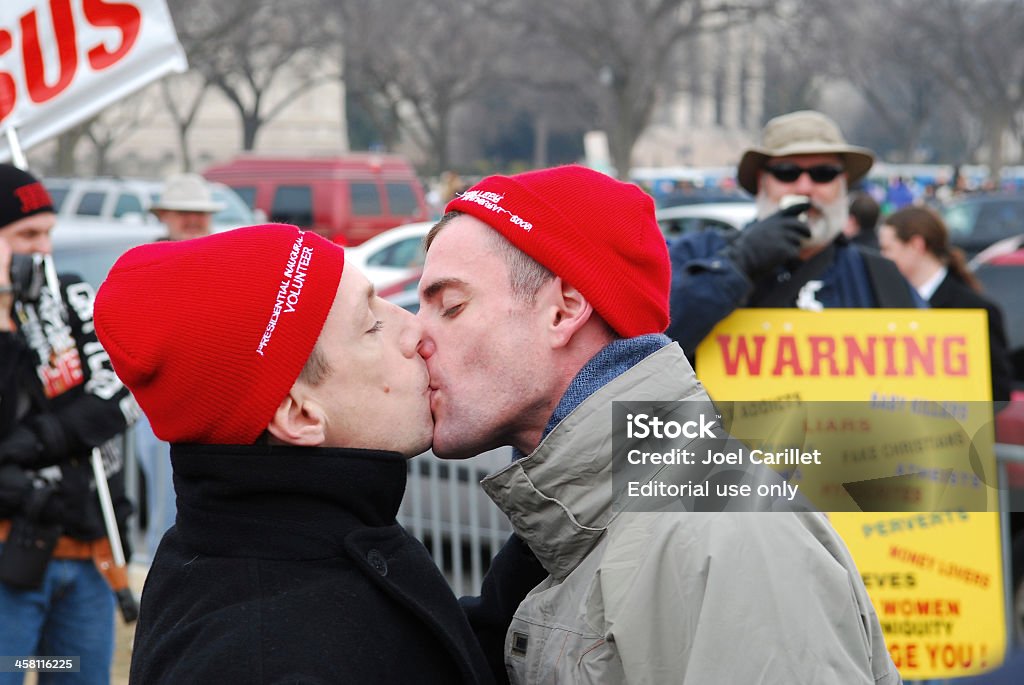 Gay Beijo como protesto na frente do Pregador contra a Homossexualidade - Royalty-free Homem Homossexual Foto de stock