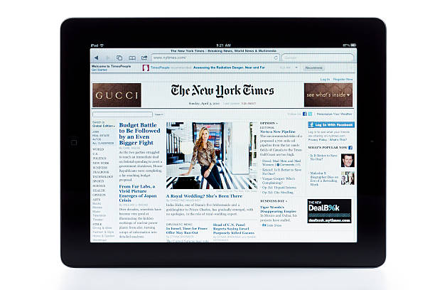 사과나무 왜고너의 ipad 2, new york times 사이트, 클리핑 경로를 - ipad ipad 2 editorial digital tablet 뉴스 사진 이미지