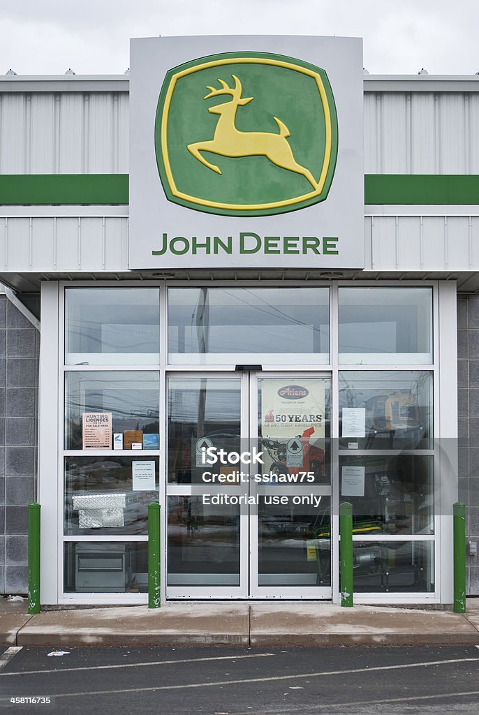 John Deere logotipo placa em uma vitrine de varejo - Foto de stock de Agricultura royalty-free