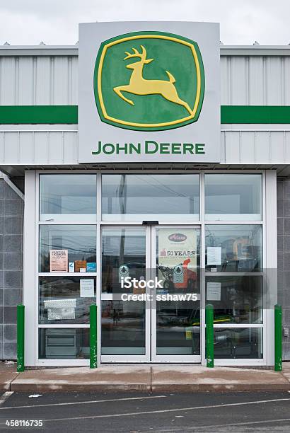 Foto de John Deere Logotipo Placa Em Uma Vitrine De Varejo e mais fotos de stock de Agricultura - Agricultura, Canadá, Comércio - Consumismo