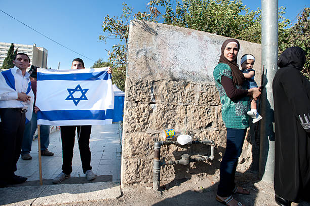 palästinensische frau und israelische siedler - israel judaism israeli flag flag stock-fotos und bilder