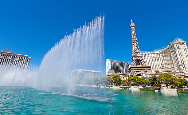 bellagio, париж и bally's las vegas, невада. - famous place eiffel tower clear sky urban scene стоковые фото и изображения