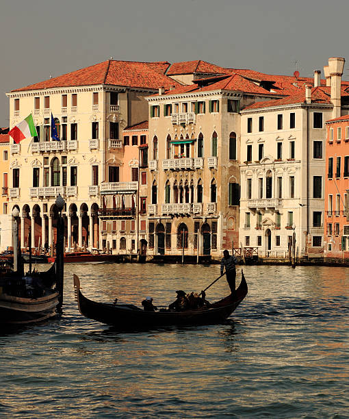 silhouette di venezia - southern europe public transportation international landmark local landmark foto e immagini stock