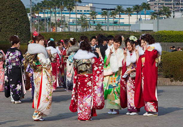 joven kimono japonés de las mujeres en los próximos días de edad - obi sash fotografías e imágenes de stock