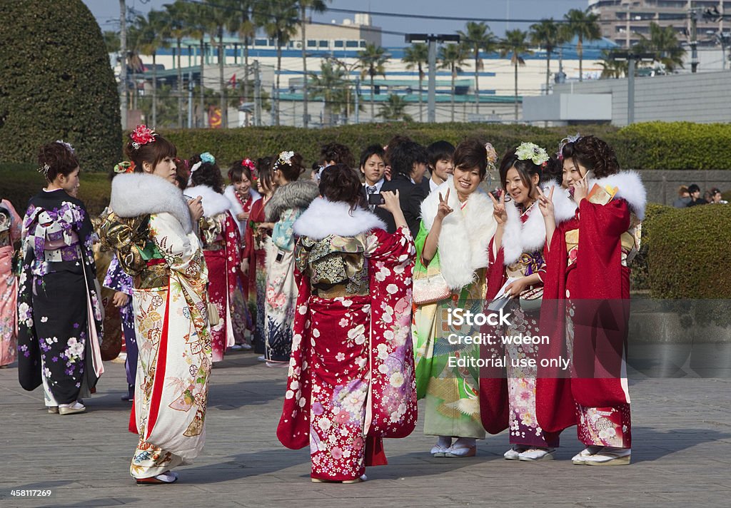 Giovane donna in kimono giapponese in età giorno di arrivo - Foto stock royalty-free di Seijin No Hi