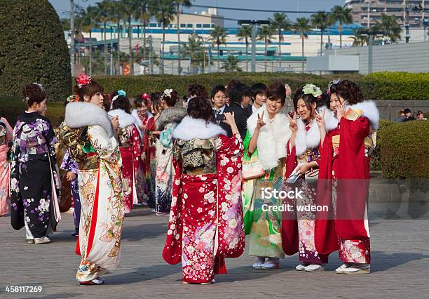 Foto de As Jovens Mulheres Japonesas Nos Tipos Kimono Chegando De Idade Dia e mais fotos de stock de Dia da Maioridade
