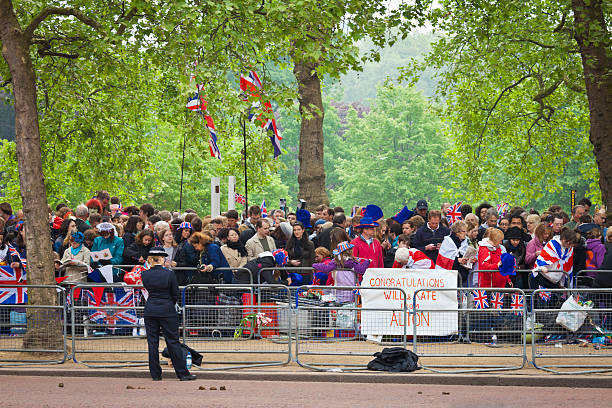 ロンドンのロイヤルウェディング - crowd nobility wedding british flag ストックフォトと画像