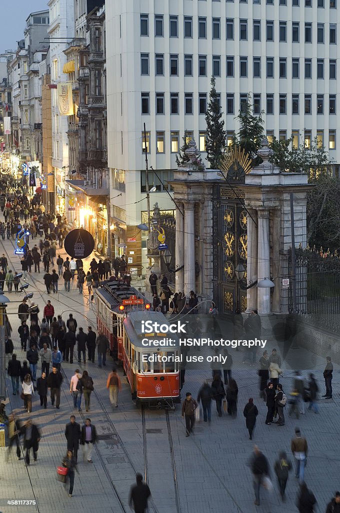 Caminhada na rua Istiklal Beyoglu, em Istambul, Turquia - Foto de stock de 2008 royalty-free