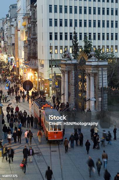 Foto de Caminhada Na Rua Istiklal Beyoglu Em Istambul Turquia e mais fotos de stock de 2008