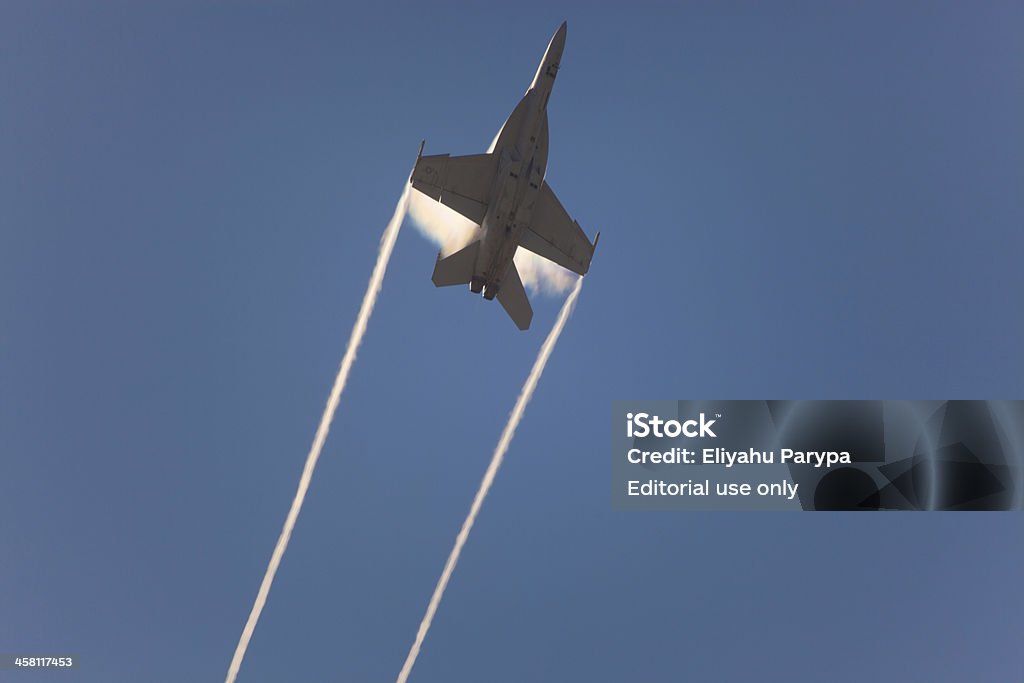 F - 18 Hornet Super speed pass - Foto de stock de Explos�ão sônica - Fenômeno natural royalty-free