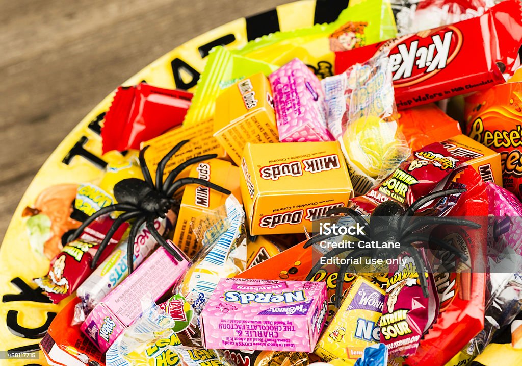 Halloween golosinas en Trick or Treat Bowl - Foto de stock de Halloween libre de derechos