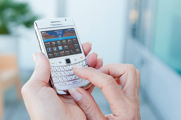 blackberry- smartphone mit social networking apps - blackberry mobile phone smart phone human hand stock-fotos und bilder