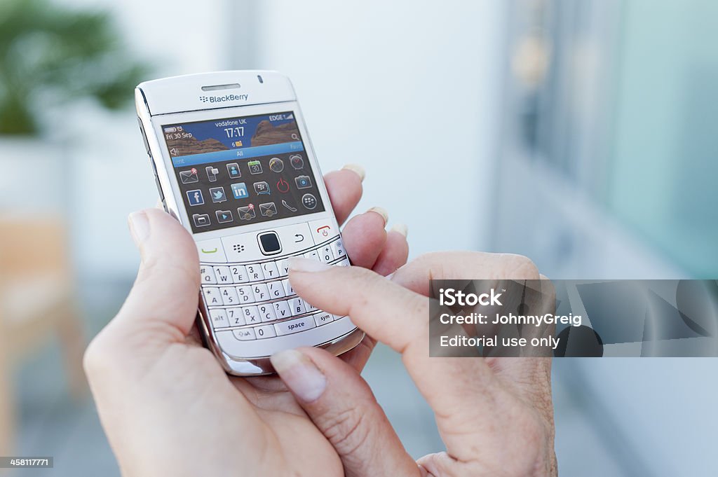 BlackBerry con redes sociales y aplicaciones de Smartphone - Foto de stock de Mora - Zarzamora libre de derechos