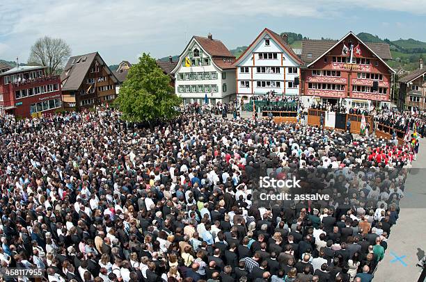 Photo libre de droit de Landsgemeinde Dappenzell Suisse banque d'images et plus d'images libres de droit de Suisse - Suisse, Voter, Canton d'Appenzell