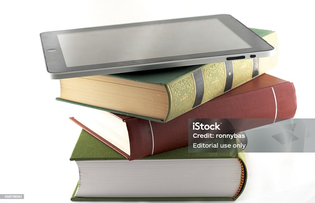 Apple Ipad on a stack of books - Стоковые фото GAFAM роялти-фри