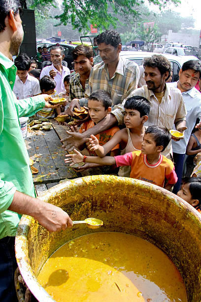 дети, прося для пищи - new delhi india indian culture indian ethnicity стоковые фото и изображения
