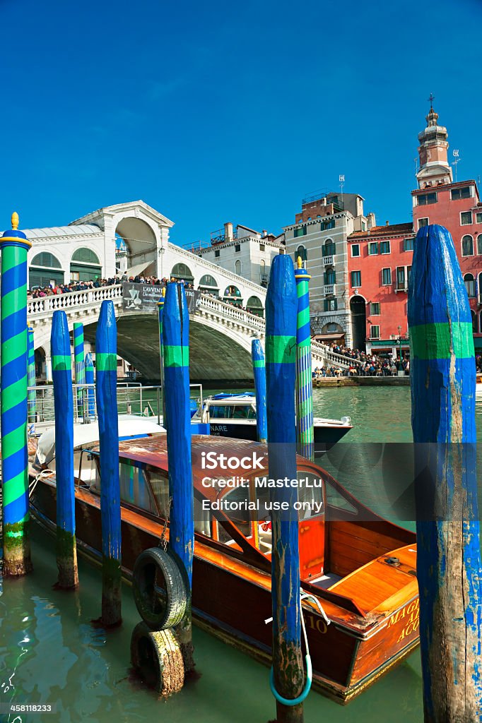 Touristes au Pont du Rialto durant le Carnaval de Venise. - Photo de Architecture libre de droits