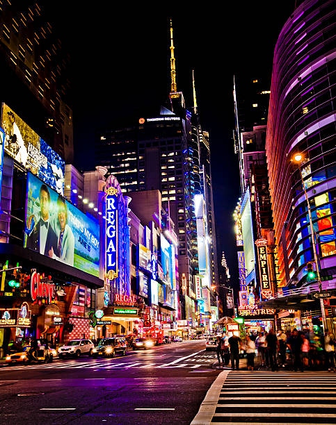 quartiere dei teatri di new york - times square night broadway new york city foto e immagini stock