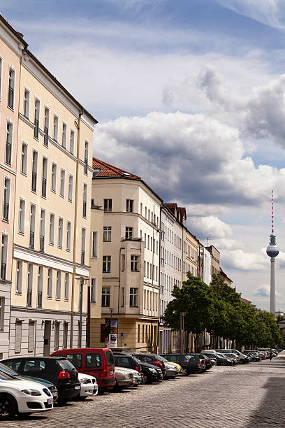 strelitzer strasse e belin torre de televisão fernsehturm alemanha - berlin germany television tower communications tower alexanderplatz - fotografias e filmes do acervo