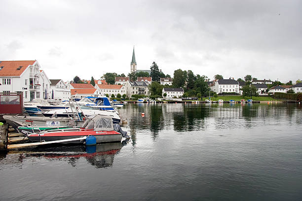pacífica aldeia de lillesand, noruega. - scandinavian church front view norway imagens e fotografias de stock