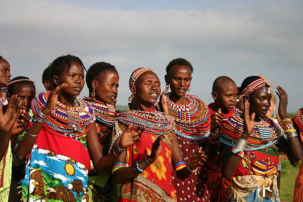 samburu frauen tanzen und singen in kenia, afrika. - masai africa dancing african culture stock-fotos und bilder