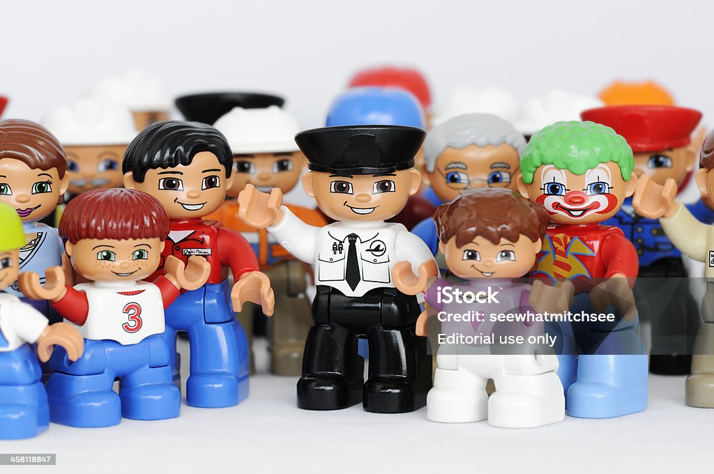 Gruppe von Lego-Figuren mit glückliche Gesichter - Lizenzfrei Arme hoch Stock-Foto