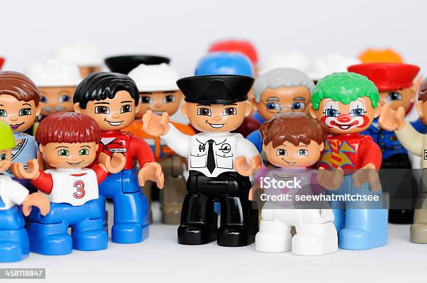 Gruppe Von Legofiguren Mit Glückliche Gesichter Stockfoto und mehr Bilder von Arme hoch - Arme hoch, Ausgestreckte Arme, Baugewerbe